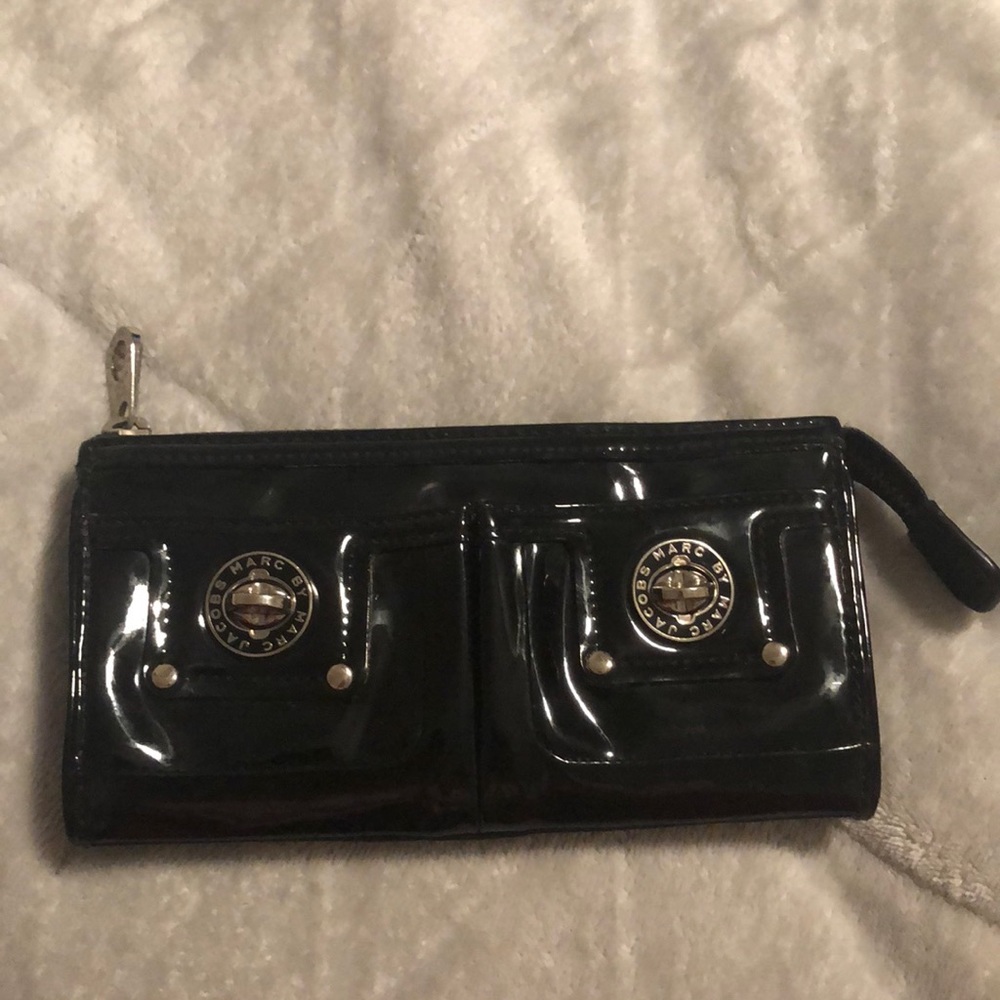 Blk patient leather Marc Jacobs wallet with great accessories and lots pockets